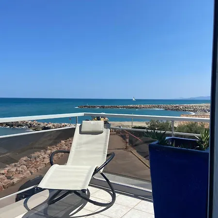 Spacious Air-conditioned Duplex With 270 Degree Sea Views Apartment *