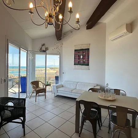 Spacious Air-conditioned Duplex With 270 Degree Sea Views Lejlighed