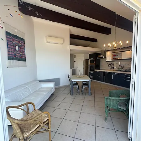 Spacious Air-conditioned Duplex With 270 Degree Sea Views Lejlighed
