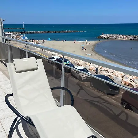 Spacious Air-conditioned Duplex With 270 Degree Sea Views Lejlighed *